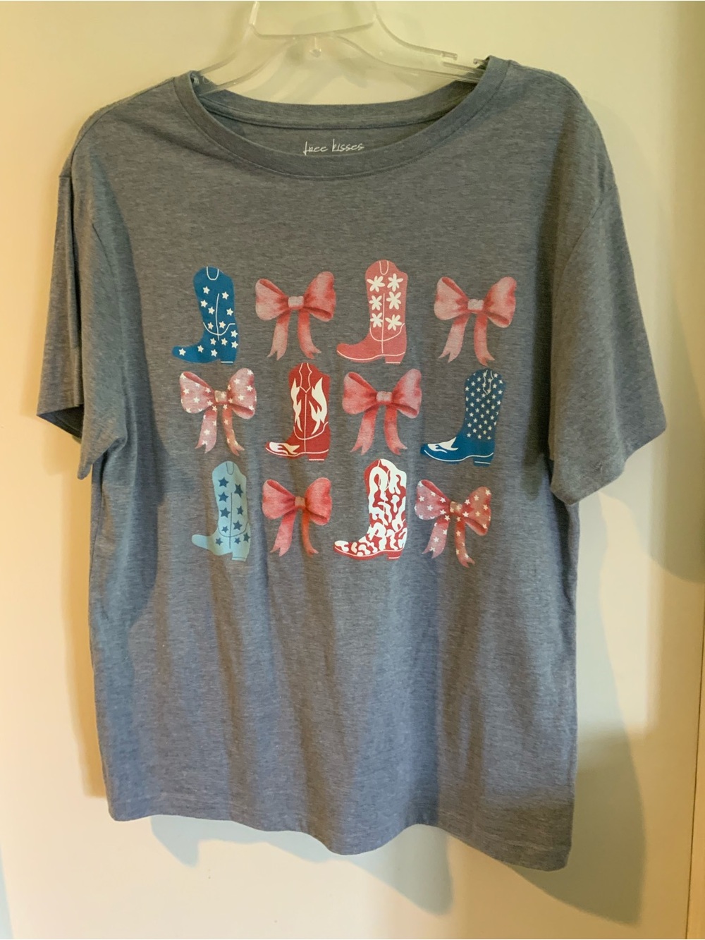 Women’s Graphic Gray Free Kisses T-Shirt
